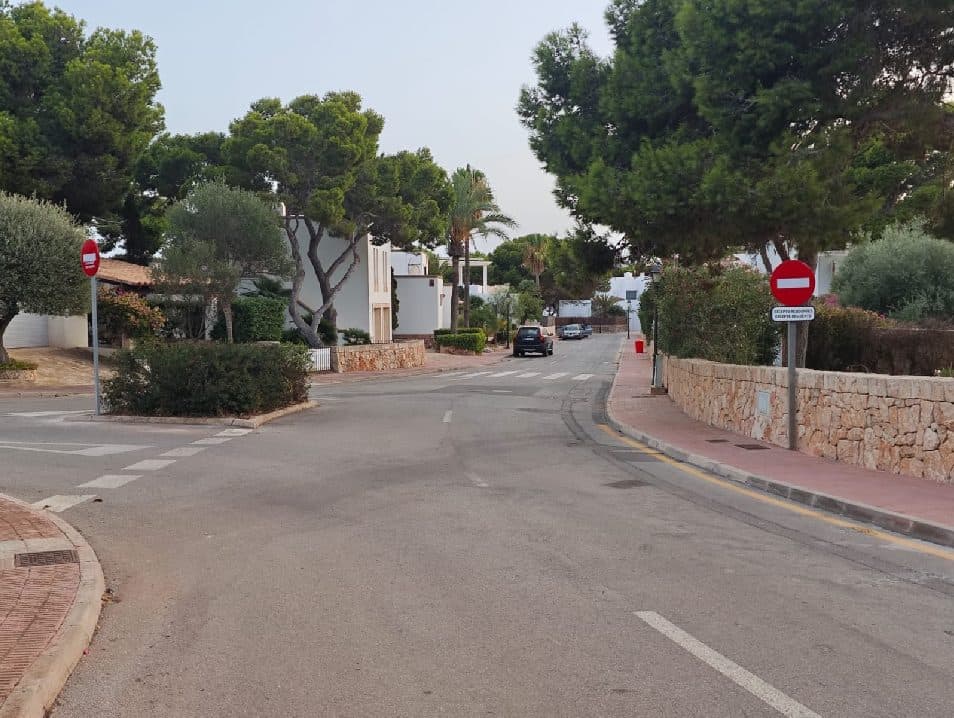 Señales R-101 con el panel «excepto residentes» en el acceso a Carrer de sa Cova Blanca